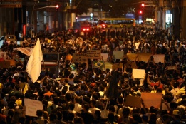 Група демонстранти протестират срещу корупцията и PEC 37, конституционна промяна, която намалява разследващите правомощия на общественото министерство в Нитерой, Бразилия.