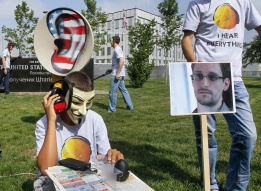 Активисти на Интернет партията в Украйна подкрепят беглеца Едуард Сноудън
