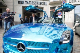 Германският транспортен министър Петер Рамзауер изпробва нов електромобил на "Мерцедес"