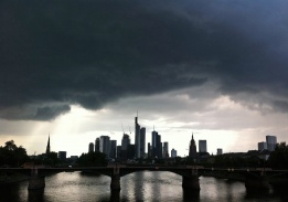 Черни, дъждовни облаци са надвиснали над сградите на банките във финансовия център на Германия, Франкфурт.
