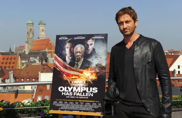 Британският актьор Джерард Бътлър позира с постера на новия си филм в Мюнхен, Германия