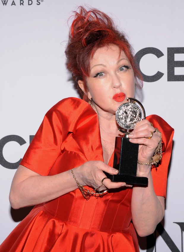 Американската певица и текстописец Синди Лоупър получи награда "Тони" за най-добър текст за мюзикъла "Kinky Boots". Наградите се раздават всяка година за постижения в областта на мюзикълите