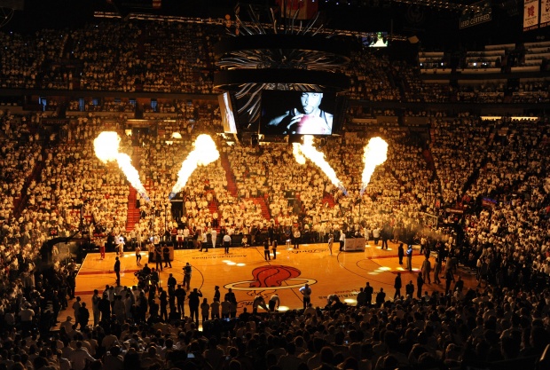 Огнено шоу се състоя в Маями, Флорида, преди финала на NBA.