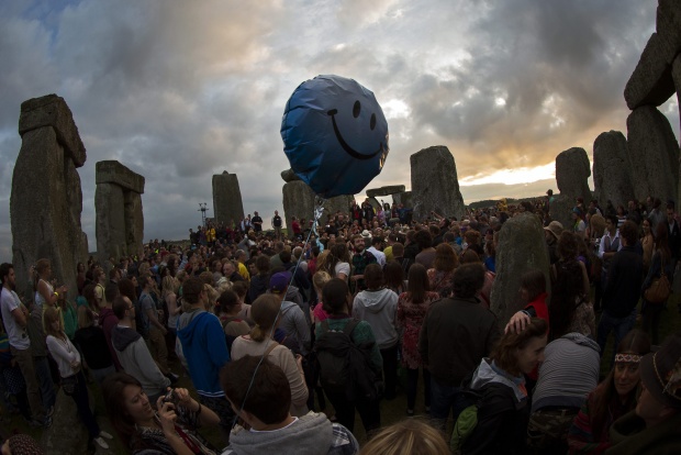 Хиляди се събират ежегодно на 21 юни в Стоунхендж, Англия, за да посрещнат изгрева на Лятното равноденствие и най-дългият ден на годината