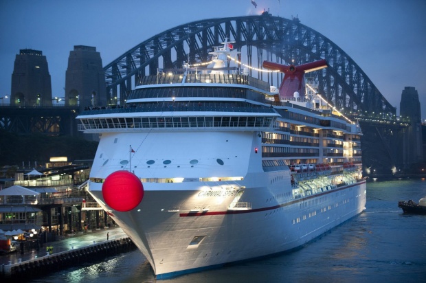 Круизният кораб „Carnival Spirit” (Карнавален дух) влиза в пристанището в Сидни, Австралия. Плавателният съд има огромен червен нос по случай 26-ия годишен Red Nose Day. С диаметър от седем метра и осветен отвътре, големият червен нос символизира партньор