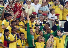 Бразилските играчи се радват на победата си с Купата на конфедерацията на ФИФА, Бразилия би Испания с 3:0 в последния мач за титлата