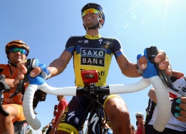 Испанският колоездач Алберто Контадор се приготвя за старта на 100-ното състезание за колоездачи "Тур дьо Франс" в Корсика