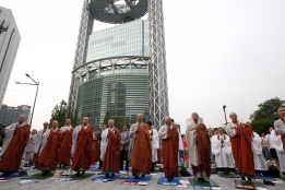 Будистки монаси се включват в протестите в Южна Корея срещу политиката на правителството
