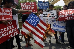 Филипински студенти изгарят американския флаг в протест срещу предложения достъп за американски войски в страната