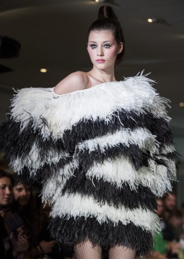 Модел дефилира по време на модната седмица в Париж за есен-зима 2014, като представя от-котюр творение на дизайнера Ерик Тибуш