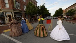 Група жени с викториански рокли в Гетисбърг, Пенсилвания, които отбелязват 150 години от Гражданската война в САЩ