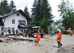 Австрийски пожарникари разчистват щетите след наводненията в Oberwang, Австрия