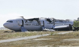Снимка на разбилия се при кацане в Сан Франциско Боинг 777 на азиатската авиокомпания „Азиана“. Самолетът, идващ от Южна Корея, се разби на 6 юли с повече от 300 човека на борда. Двама загинаха, а над 200 бяха ранени в катастрофата.