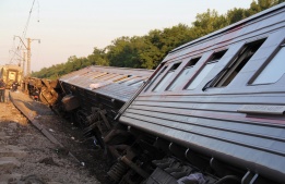 Снимка, разпространена от руското Министерство на извънредните ситуации, показва дерайриралия влак в район Краснодар. 76 пострадаха при инцидента с композицията от Сочи до Новосибирск.