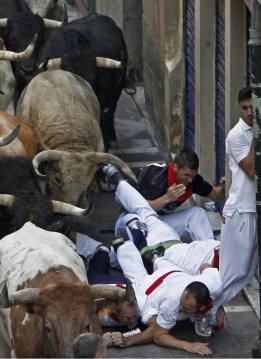 "Бегачи" в Памплона са прегазени на традиционното, 50-то надбягване с бикове в испанския град