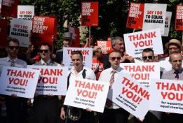 Активисти протестират в защита на гей-правата и еднополовите бракове пред Парламента в Лондон