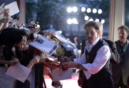 Джони Деп подписва автографи на премиерата на филма The Lone Ranger в Токио
