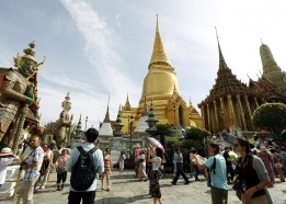 Туристи разглеждат Смарагдовия храм на Буда в Банкок, Тайланд. Банкок е почетен за четвърта година като Най-добрия град за туристи