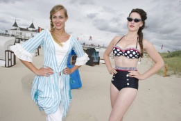 Модели показват историята на банските костюми през вековете на плажа в Ahlbeck, Германия