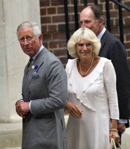 Принц Чарлз и съпругата му Камила минути преди да видят внука си.
