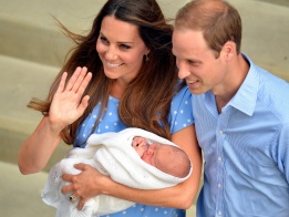 Херцогът и херцогинята на Кеймбридж – Уилям и Кейт, излязоха от лондонската болница „Сейнт Мери“ със сина си на ръце.