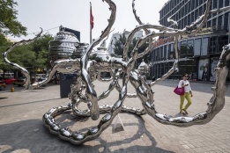 Скулптури от неръждаема стомана на твореца Чен Вен Лин са представени пред бизнес сгради в Пекин, Китай.