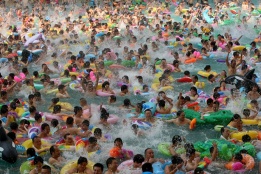 Туристи се разхлаждат от горещините в огромен басейн в югоизточен Китай, провинция Сечуан. На доста места в страната температурите достигнаха 40 градуса по Целзий.
