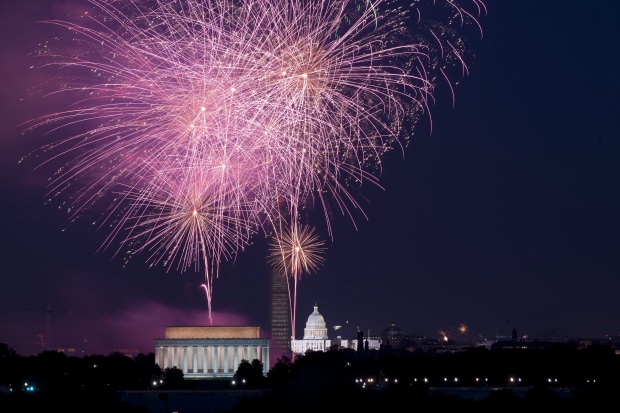 Фойерверки в чест на Деня на независимостта 4 юли – националния празник на САЩ, избухват над паметника на Линкълн.