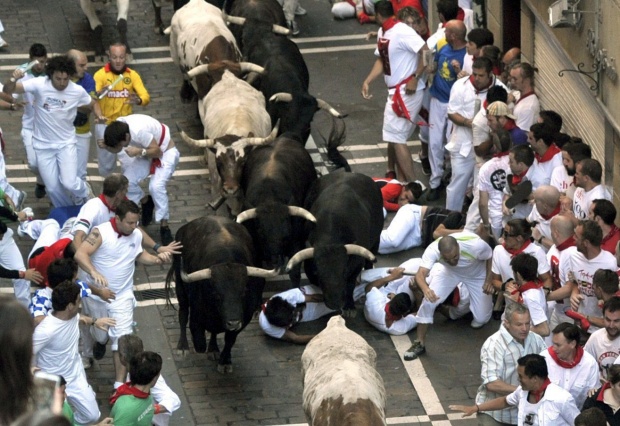 Няколкостотин души взеха участие във втория фестивал Санферминес 2013 в Памплона, Навара, Северна Испания, и бяха гонени от бикове по 850-метровото трасе из улиците на града. Четирима пострадаха при преследването с животните.