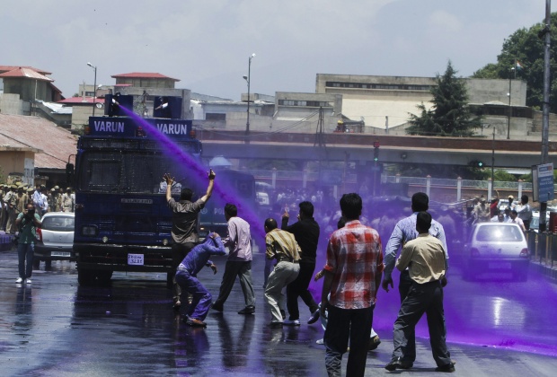 Служители на властите в Кашмир скандират антиправителствени лозунги, докато индийската полиция ги разпръсква с лилава вода по време на протестите за вдигане на заплатите и осигуряване на трудови договори в Сринагар, лятната столица на индийски Кашмир.