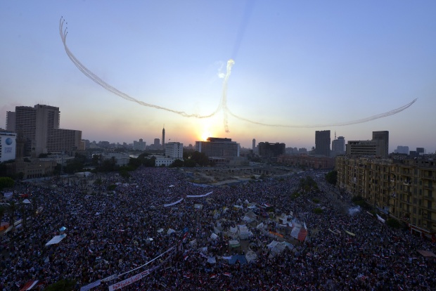 Египетските военновъздушни сили правят демонстрация над площад „Тахрир“, докато гражданите се събират на митинг в подкрепа на свялянето на президента Мурси.