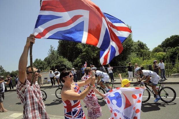Английски зрители поздравяват участниците в 100-то състезание по колоездене "Тур дьо Франс"
