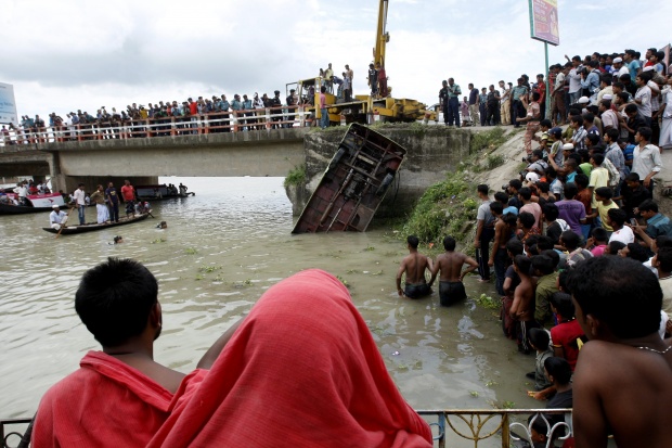 Спасители използват кран, за да извадят катастрофирал автобус в Ашулия, Бангладеш. При инцидента загинаха минимум седем души