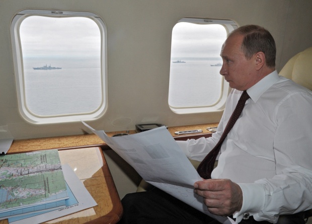 Руският президент Владимир Путин лети с хеликоптер и наглежда военни учения на тихоокеанската флота