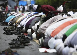 Мюсюлмани изпълняват молитвата си в последния петък на Рамадана, в Бомбай, Индия
