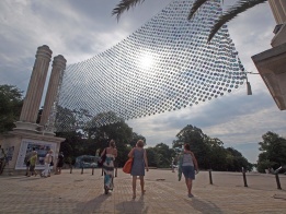 На Входа на Морската градина във Варна бе монтиран артпроекта "Огледало Култура", с помощта на 6000 използвани компактдиска