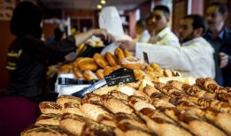 Мюсюлмани купуват сладкиши в Хага, Холандия, за да отпразнуват края на строгия пост на Рамадана