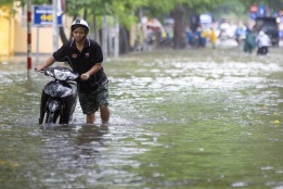 Тежки наводнения заляха северния бряг на Виетнам, след като бурята Mangkhut донесе порои в страната