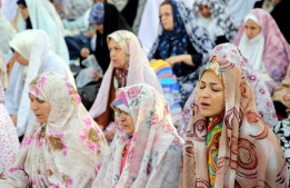 Иранки се молят на церемонията на празника Еид ал-Фитрм, който отбелязва края на свещения месец Рамадан