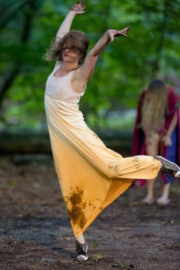 Танцьорка репетира в горска местност Mueggelsee в Берлин част от продукцията "Гората: Природата на кризата", чиято премиера е на 10 август