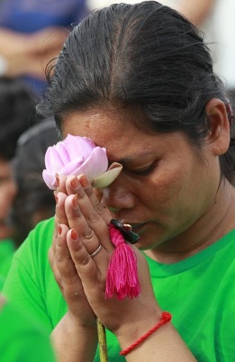 Камбоджанка се моли по време на мирна демонстрация на неправителствени организации, които призовават партиите в страната да намерят общ език след изборите
