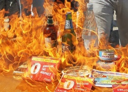 Членове на движението "Наступ" горят руски стоки пред руското посолство в Киев в знак на протест, че Русия постави украински стоки в списък с опасни стоки