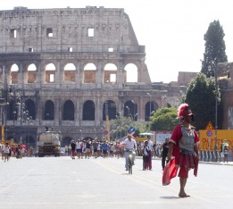 Властите в Рим забраниха превозни средства около Колизеума, защото причиняват щети на околните забележителности