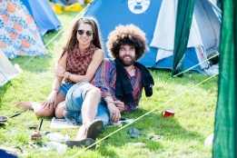 Посетители на музикалния фестивал Lowlands седят пред палатките си в Biddinghuizen, Холандия