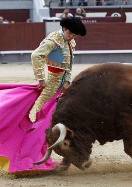 Испанският тореадор Хуан дел Аламо надхитрява бик на фестивала Paloma Virgin в Мадрид, Испания