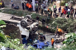 Най-малко 18 души загинаха при автобусна катастрофа в Индонезия.