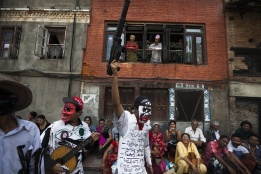 Непалци носят маски на процесия, която чества фестивала Mataya в Патан, Непал