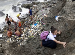 Филипинска ученичка се опитва да се спаси от тропическата буря Kong-Rey, връхлетяла  Pasay city, след като взе живота на 22-ма души