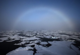 Красива дъга над Чукотско море бе заснета от ледоразбивач