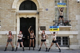 Активистки от "Фемен" протестират пред украинското посолство в Париж срещу политическа репресия към демонстранти в Украйна